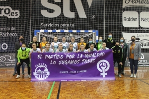 La plantilla muestra pancarta apoyo 8M junto representantes Ayto Torre Pacheco. Concejales Igualdad (Verónica Martínez) y Deportes (Óscar Montoya)