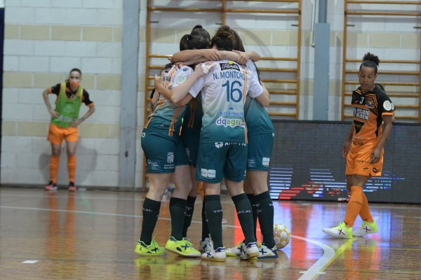 Las jugadoras celebran el primero gol de Alba Gandía