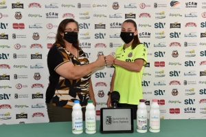La jugadora internacional Noelia Montoro junto a Toñi González 