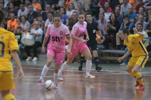 Marian y Ángela en una jugada de ataque ante la oposición de Nere Moldes en el partido de ida de la pasada temporada con la grada del Gabriel Perez repleta.