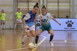 Consuelo disputa el balón a Iria en el partido de 1ª vuelta en Roldan