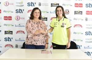 Ángela con la presidenta Toñi González tras la firma de su contrato