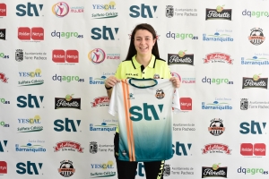 Andrea posa con la camiseta del STV Roldán 
