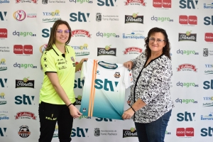 Almu posa con la camiseta tras la renovación