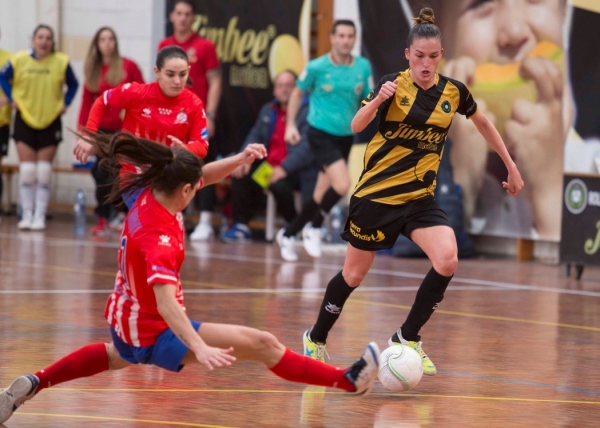 CONSUELO REGATEA A UNA RIVAL
