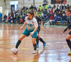 Ángela Gorriz trata de disparar entre dos rivales