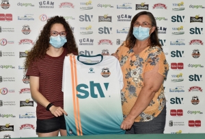 La futbolista ciezana Mari Ángeles Villa firma en el STV Roldán