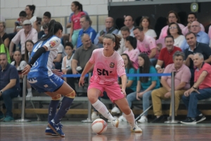 Marta de los Riscos regatea a jugadora de Sala Zaragoza en la primera vuelta