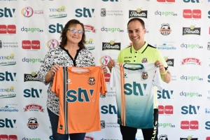 Toñi González y Dani Puche posan con las equipaciones oficiales del Club