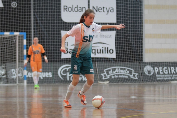 Cristi Sánchez conduce el balón en partido de pasada temporada