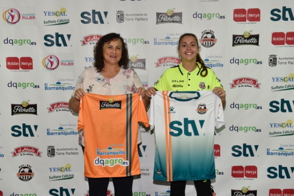 Marta posa con la camiseta junto a la presidenta Antonia González