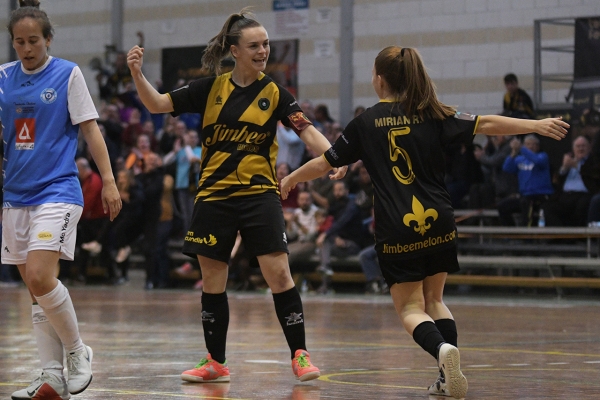 Mayte Mateo celebra su primer gol con Mirian.