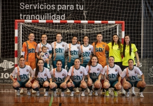 Foto del equipo antes del comienzo del partido del sábado. 